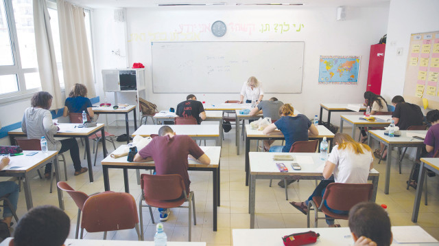 תלמידים בבחינת בגרות (צילום: נועם ריבקין, פלאש 90)