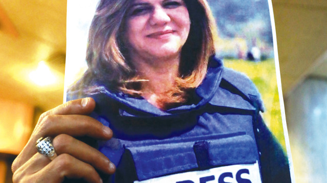 כרזה לאחר מותה של שירין אבו עאקלה (צילום: רויטרס)