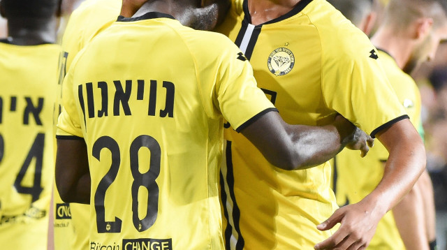 שחקן מכבי נתניה פארפה גיאגון עם כרם ג'אבר (צילום: ברני ארדוב)