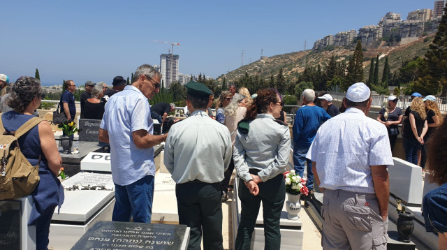 אזכרת שנה למותו של קצין אמ"ן שמת בכלא (צילום: ללא קרדיט)