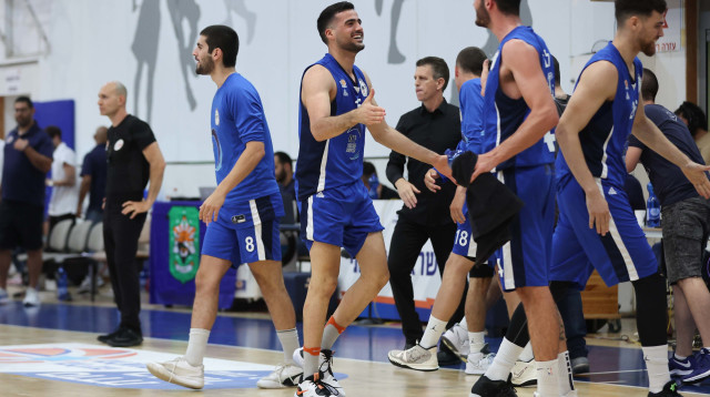 שלו לוגשי ושחקני עירוני קרית אתא (צילום: לירון מולדובן)