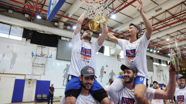 עירוני קרית אתא חוגגת העפלה לליגת העל בכדורסל (צילום: לירון מולדובן)