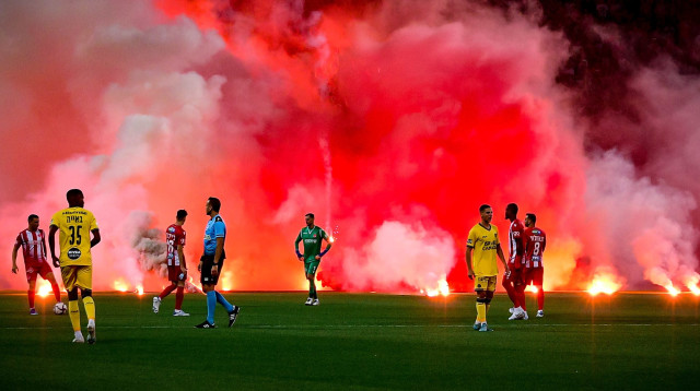 עוד דרבי, עוד מופע פירוטכני. השחקנים אחרי השלכת האבוקות (צילום: אריאל שלום)