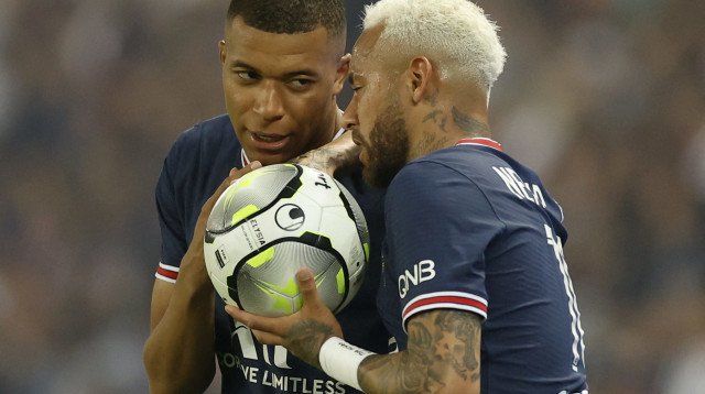 שחקן פריז סן ז'רמן קיליאן אמבפה עם ניימאר (צילום: רויטרס)