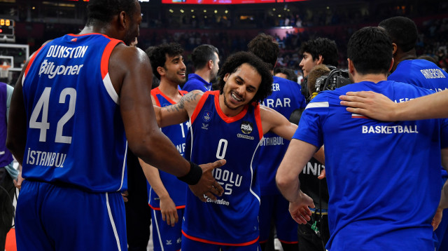 שחקן אנאדולו אפס שיין לארקין חוגג את הזכייה ביורוליג (צילום: אתר רשמי, אנאדולו אפס)