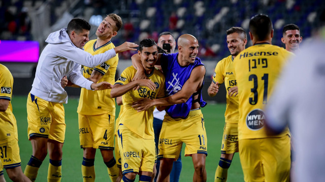 שחקן מכבי תל אביב טל בן חיים עם מתן חוזז, אנריק סבוריט, סטיפה פריצה (צילום: אריאל שלום)