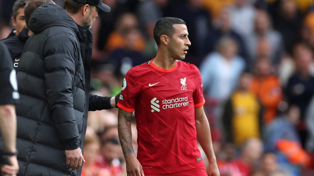 לא ברור אם ישחק בגמר. טיאגו אלקנטרה עם קלופ (צילום: רויטרס)