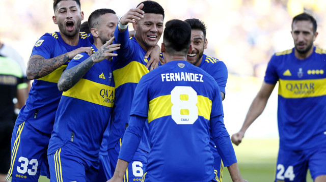 שחקני בוקה ג'וניורס חוגגים עם מרקוס רוחו (צילום: רויטרס)