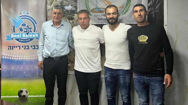 שוב בליגת העל. ירון הוכנבוים עם אנשי ריינה (צילום: אתר רשמי, מכבי בני ריינה)