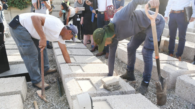פתיחת קברו של עוזיאל חורי (צילום: ראובן קסטרו, וואלה!)