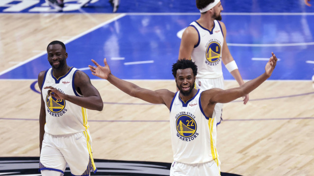 שחקני גולדן סטייט ווריירס אנדרו וויגינס, דריימונד גרין חוגגים (צילום: רויטרס)