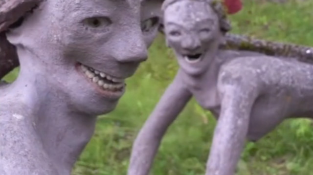 הפסל מת בשנת 2010, הפסלים מוצבים בגינת ביתו (צילום: צילום מסך טיקטוק)