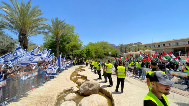 דגלי פלסטין מול דגלי ישראל באוניברסיטת בן גוריון (צילום: אריק קרם)