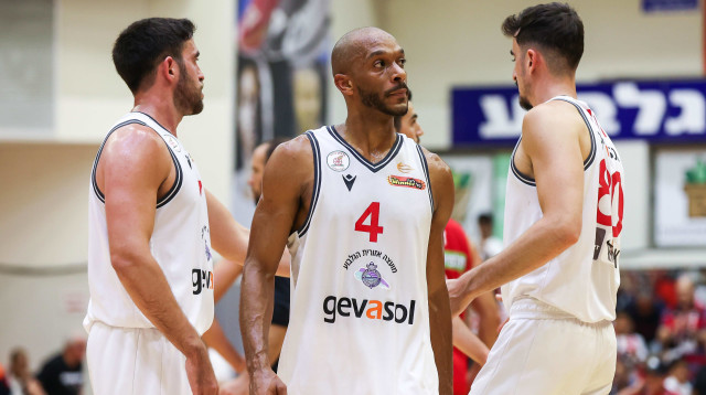 תבוסה כואבת. תום מעיין במרכז (צילום: מאור אלקסלסי)