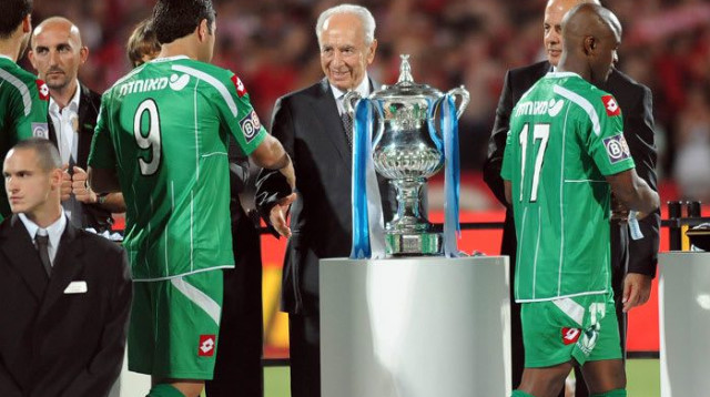 נשיא המדינה שמעון פרס לוחץ את ידי שחקני מכבי חיפה בגמר גביע המדינה (צילום: ברני ארדוב)