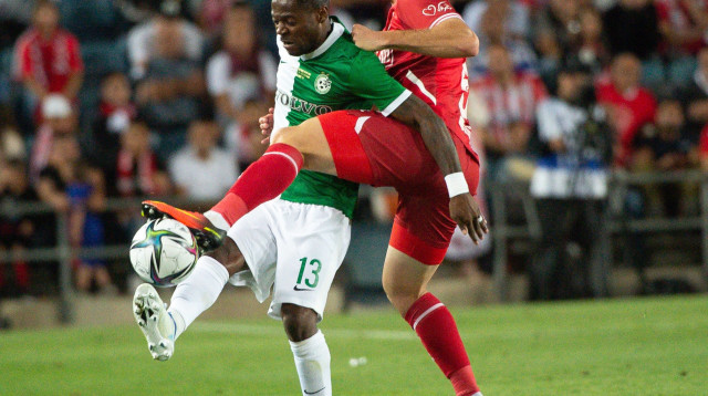 שחקן מכבי חיפה מאוויס צ'יבוטה מול שחקן הפועל באר שבע איאד אבו עביד (צילום: ברני ארדוב)