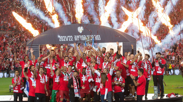 גביע שלישי בתולדותיה של הפועל באר שבע (צילום: ברני ארדוב)