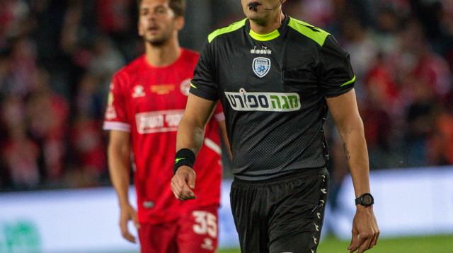 דניאל בר נתן, שופט כדורגל (צילום: ברני ארדוב)