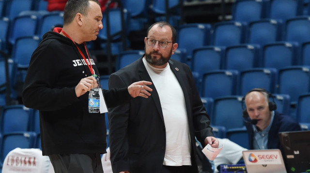 גיא הראל מנכ"ל הפועל ירושלים עם אייל חומסקי, גור שלף (צילום: ברני ארדוב)