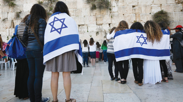 מחובקות עם דגל ישראל  (צילום: מרים אלסטר, פלאש 90)