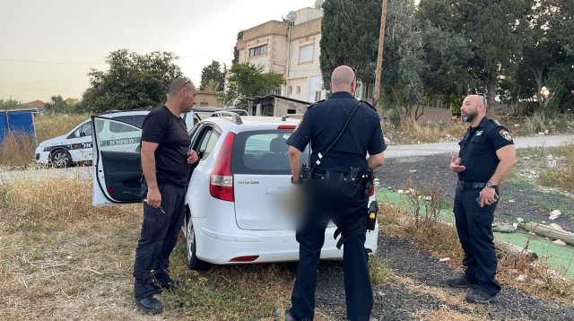 רכב בו נשכח ילד ליד יקנעם (למצולמים אין קשר לכתבה) (צילום: דוברות המשטרה)