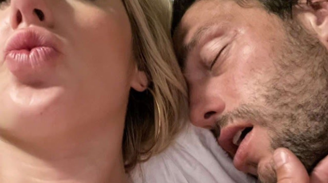 התמונה הוויראלית של אנדי קארול ממסיבת הרווקים (צילום: צילום מסך, טוויטר)