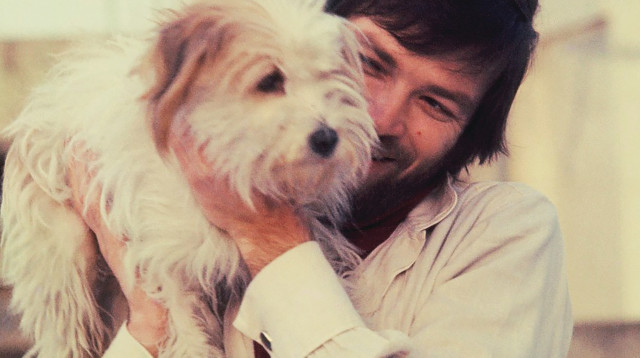 אריק איינשטיין מחזיק כלב (צילום: אלונה איינשטיין)