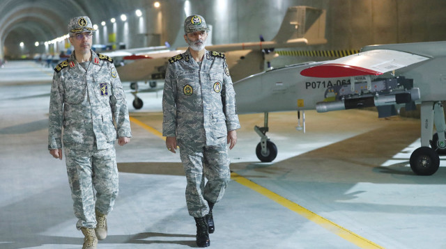 הרמטכ"ל האיראני והמל"טים  (צילום: רויטרס)