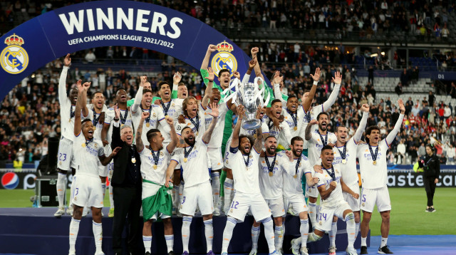 שחקני ריאל מדריד חוגגים זכייה בליגת האלופות (צילום: רויטרס)