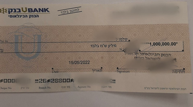מיליון השקלים בהמחאה הבנקאית שאותרה (צילום: רכבת ישראל)