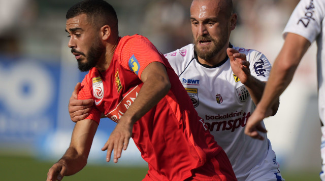 שחקן אדמירה ואקר, עילאי אלמקייס, מול שחקן לאסק לינץ, לוקאס גרגיץ' (צילום: GettyImages, Guenther Iby)