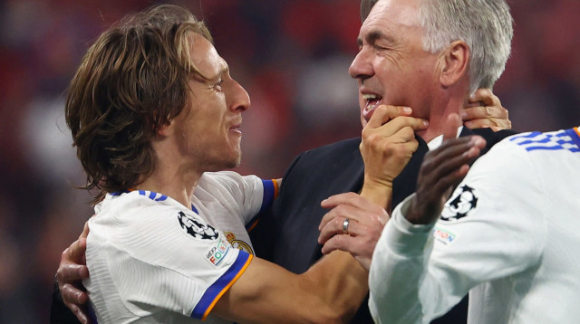 מאמן ריאל מדריד קרלו אנצ'לוטי עם לוקה מודריץ' (צילום: רויטרס)