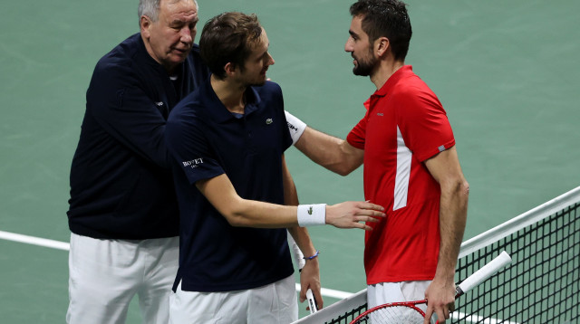 בגמר גביע דייויס הרוסי חגג. דניל מדבדב עם מארין צ'יליץ' בדצמבר (צילום: GettyImages, Clive Brunskill)