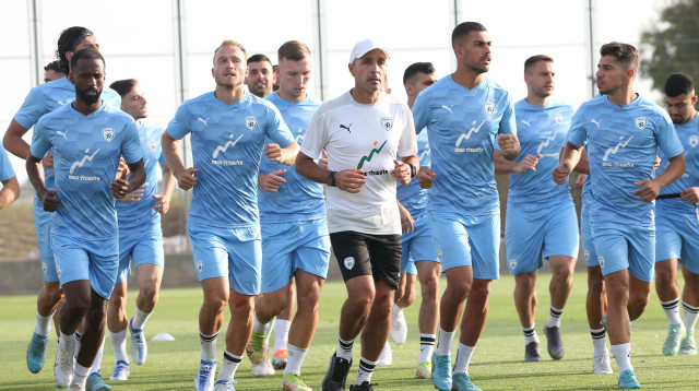 ערן שדו ושחקני נבחרת ישראל בכדורגל (צילום: אודי ציטיאט)