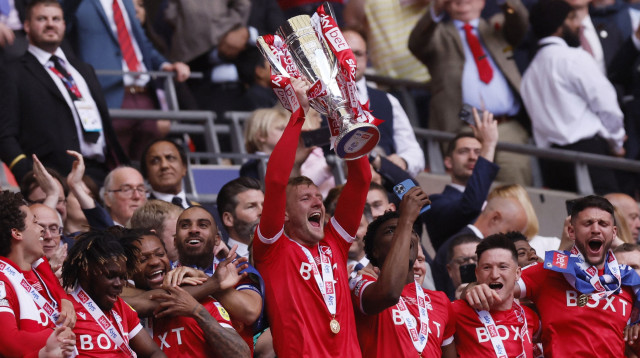 שחקני נוטינגהאם פורסט חוגגים עלייה לפרמיירליג (צילום: רויטרס)