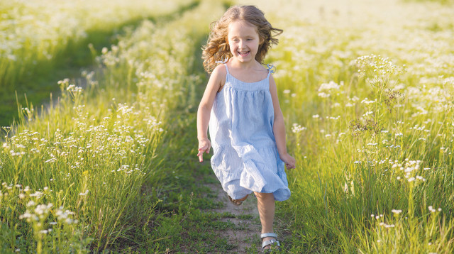 ילדה בטבע. הכי מעט שטחים ירוקים (צילום: אילוסטרציה: אינג אימג')