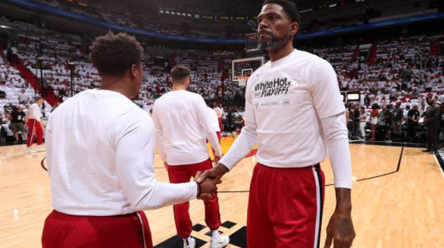 שחקן מיאמי היט קייל לאורי עם יודוניס האסלם (צילום: אתר רשמי, טוויטר)