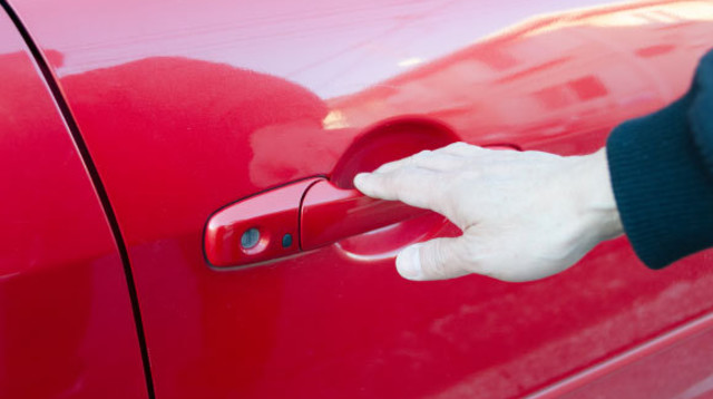 "איי! המכונית חשמלה אותי!" (צילום: LFO62, Shutterstock)