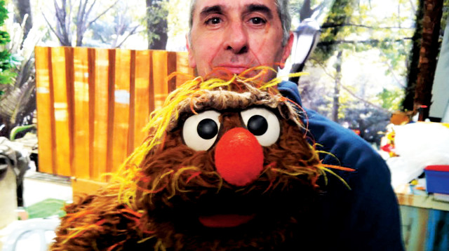 ז'יל בן דוד עם בובת משה אופניק (צילום: פרטי)