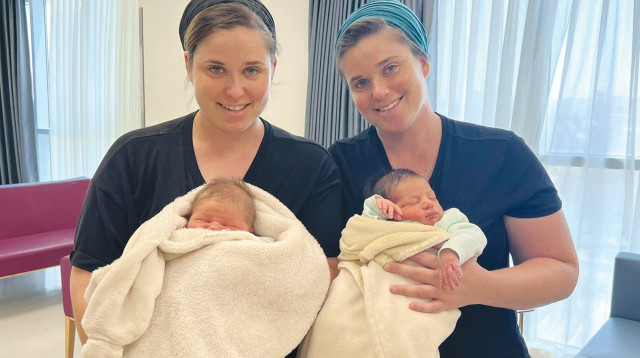 התאומות שילדו באותו היום (צילום: בית חולים שערי צדק ירושלים)