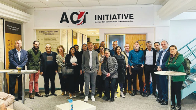 משלחת של אנשי ציבור יהודים וערבים מערים מעורבות בסיור לימודים בבלפסט (צילום: באדיבות יוזמות אברהם)