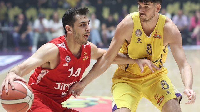 נועם דוברת שחקן הפועל ירושלים מול פרדריק בורדיון שחקן הפועל חולון (צילום: דני מרון)