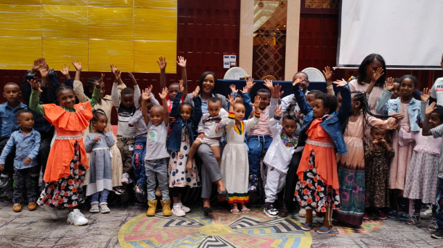 השרה תמנו שטה עם יהודי אתיופיה שיעלו ארצה (צילום: באדיבות השרה פנינה תמנו שטה)