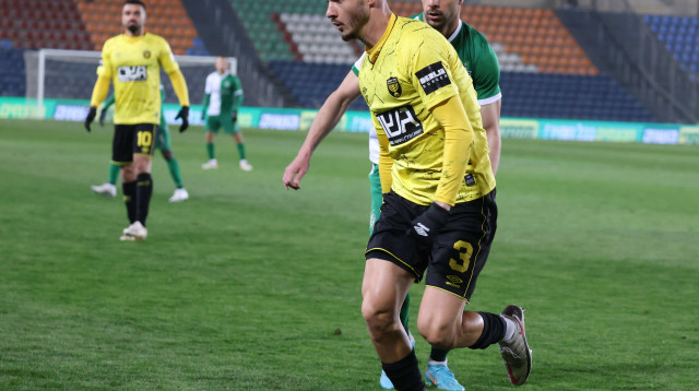 מקס גרצ'קין שחקן בית"ר ירושלים לפני דין דוד שחקן מכבי חיפה (צילום: דני מרון)