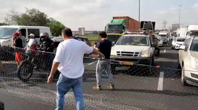 מחאת הדייגים בכביש 4 (צילום: איגוד הדייגים)