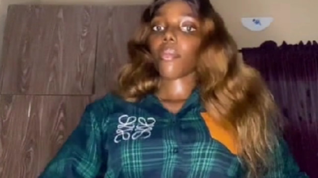 צ'י בחרה שלא להסתיר יותר את הטבור הגדול שלה (צילום: צילום מסך טיקטוק)