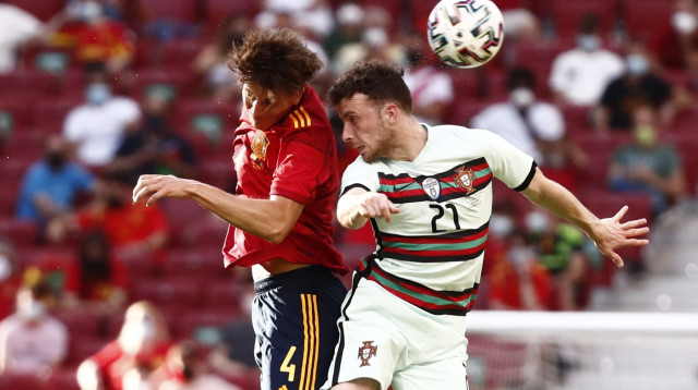 דיוגו ז'וטה חלוץ נבחרת פורטוגל מול פאו טורס בלם נבחרת ספרד (צילום: רויטרס)