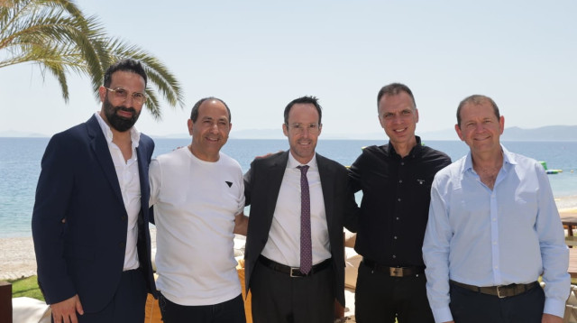 מימין לשמואל: אורי סירקיס, מוטי חזן, ליאון אביגד, רמי לוי, ניר ויצמן (צילום: יאניס פאנופולוס)