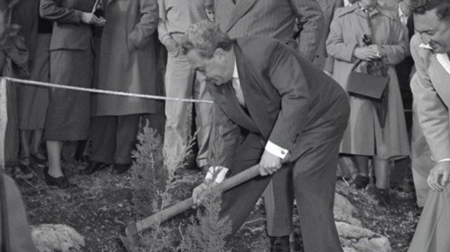 ראש הממשלה לשעבר משה שרת נוטע עץ ביער הכתרת המלכה אליזבת (צילום: אברהם מלבסקי, ארכיון הצילומים של קק"ל)