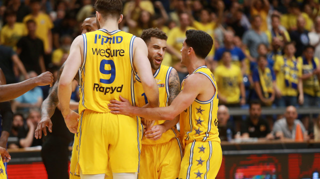 סקוטי ווילבקין עם רומן סורקין מכבי תל אביב (צילום: קובי אליהו)